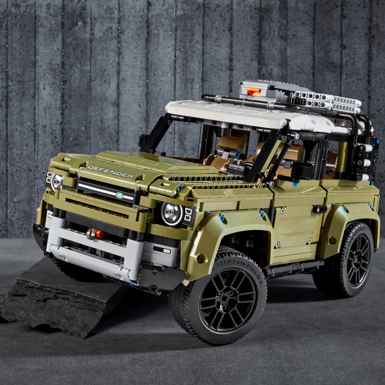 Land Rover Defender 42110